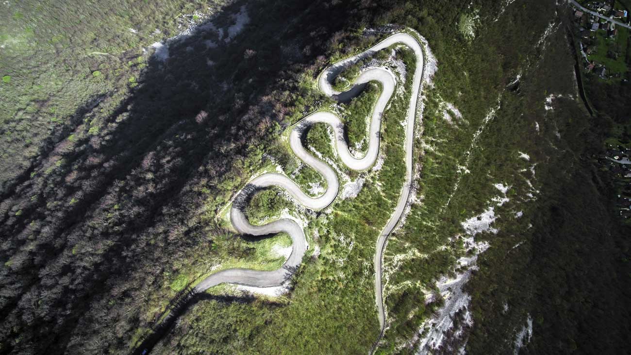 Paysage avec route sinueuse en montagne vu par drone