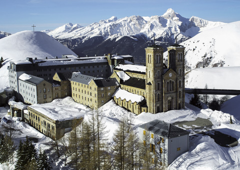 Sanctuaire en isère par drone avec neige