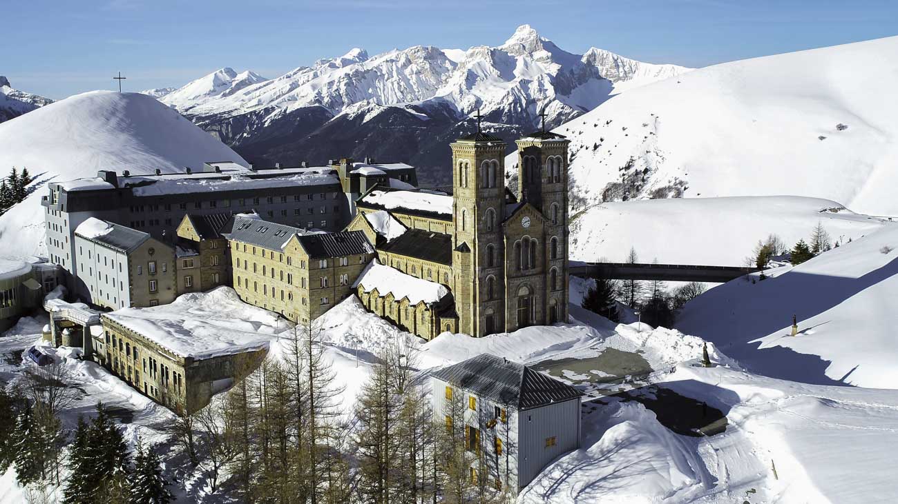 Sanctuaire en isère par drone avec neige