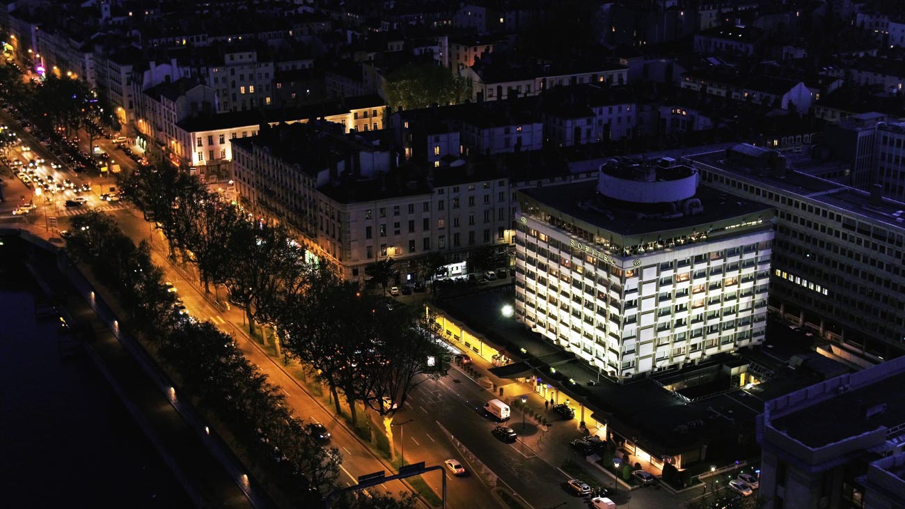 Sofitel de lyon par drone de nuit