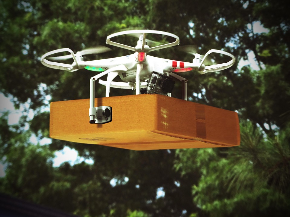 drone qui livre un colis